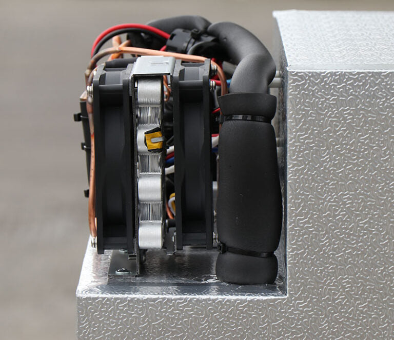 Frigorifero a compressore 12/24V 105 Litri NERO con congelatore (47,5Lx81Hx53P)
