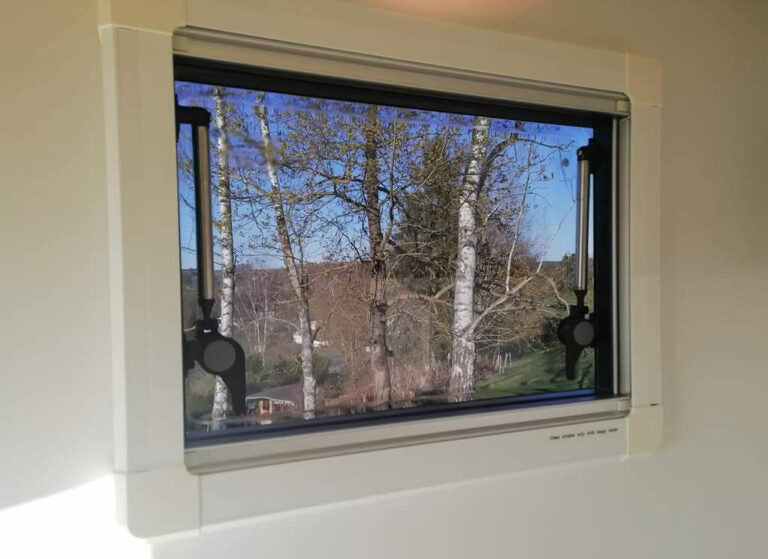 Finestra a battente 900x500 (a doppia parete, 3 telai) con zanzariera e oscurante