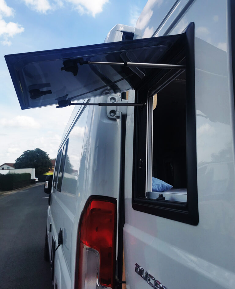 Finestra a battente 900x500 (a doppia parete, 3 telai) con zanzariera e oscurante