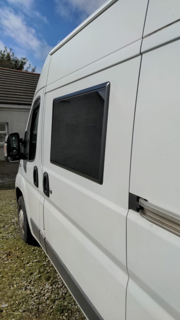 Finestra a battente 900x500 (a doppia parete, 3 telai) con zanzariera e oscurante