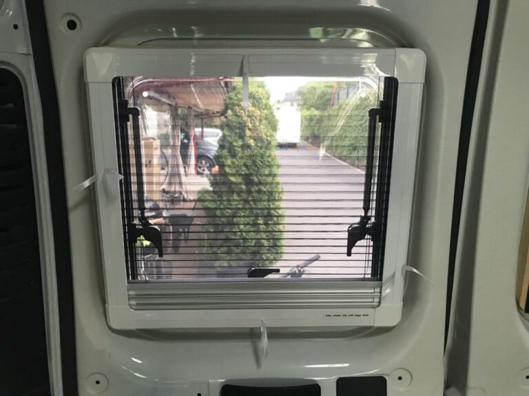 Finestra a battente 700x300 (a doppia parete, 3 telai) con zanzariera e oscurante