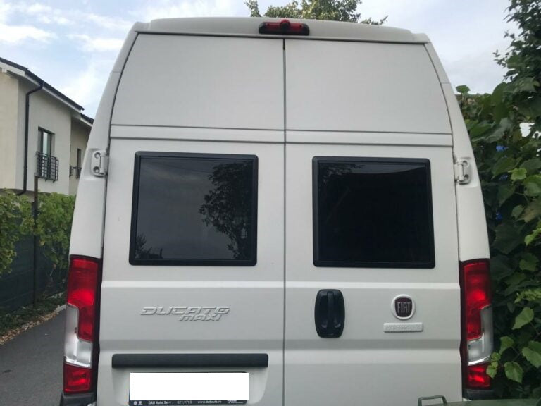 Finestra a battente 900x500 (a doppia parete, 3 telai) con zanzariera e oscurante