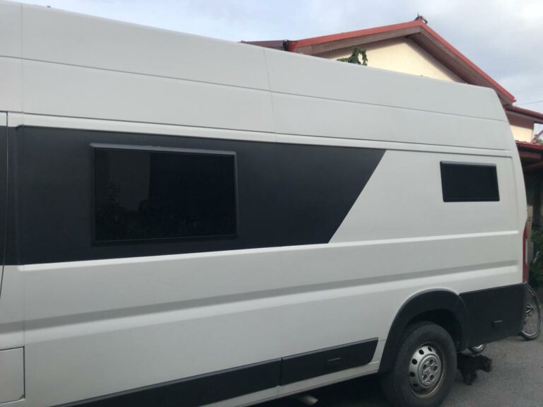 Finestra a battente 900x500 (a doppia parete, 3 telai) con zanzariera e oscurante