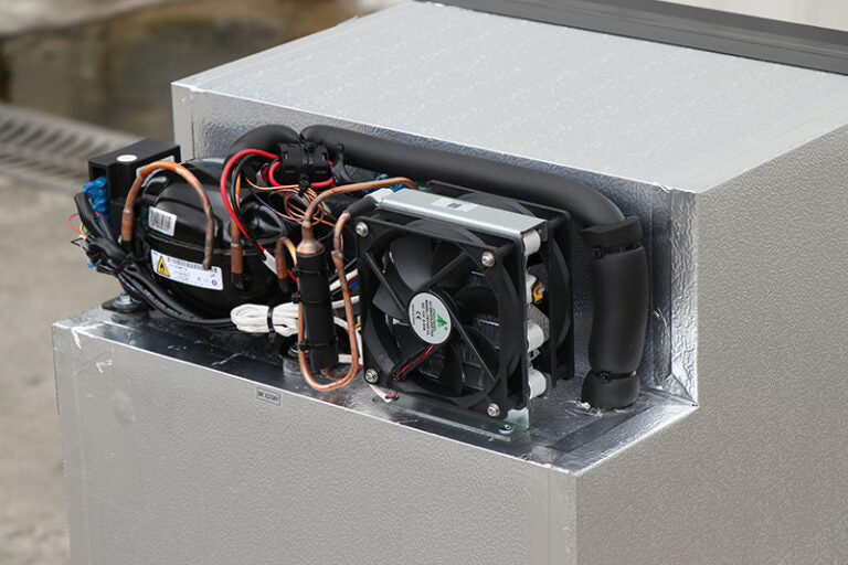 Frigorifero a compressore 12/24V 105 Litri NERO con congelatore (47,5Lx81Hx53P)