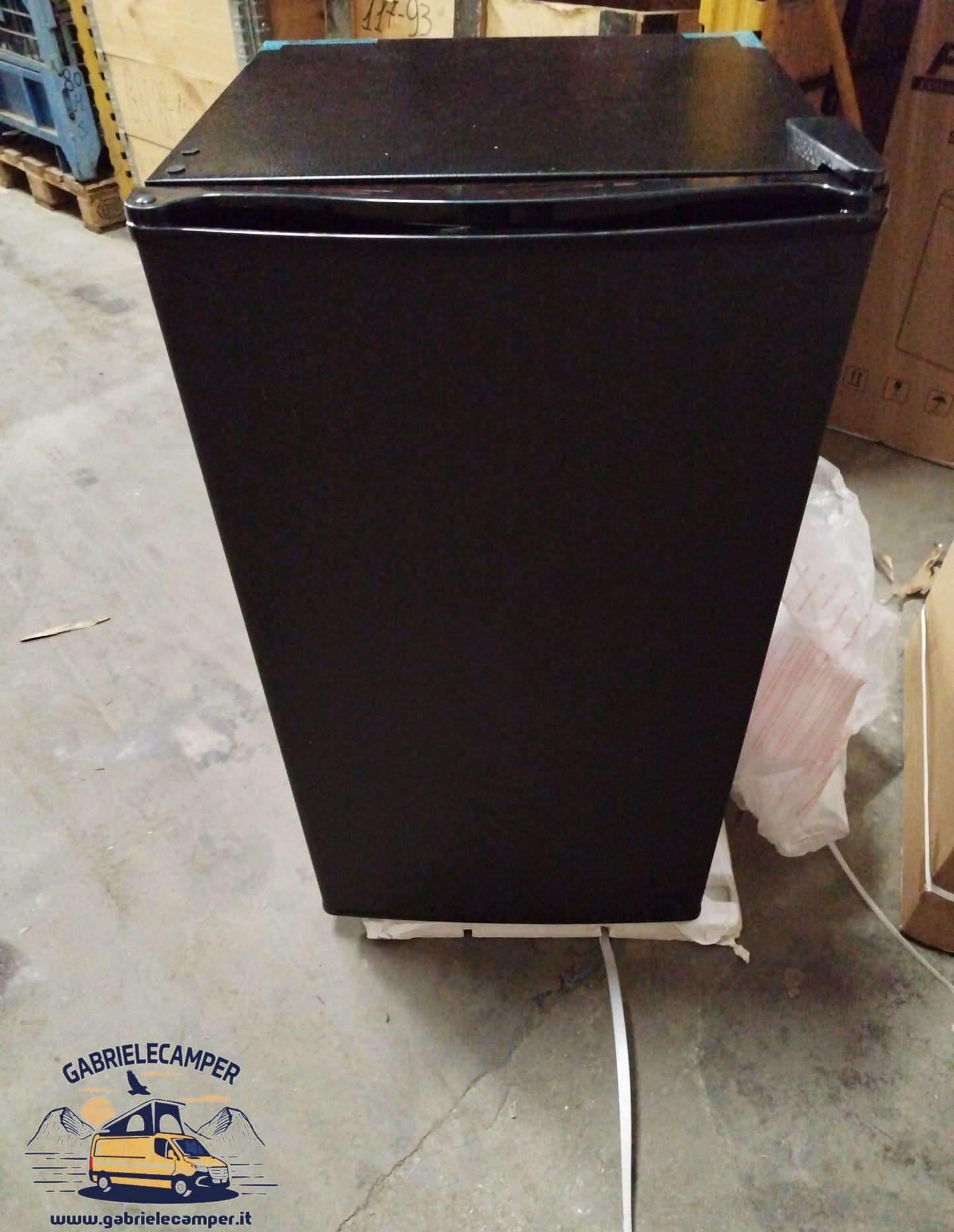 Frigorifero a compressore 12/24v 81 Litri NERO con ghiacciaia interna (45Lx81Hx45P)