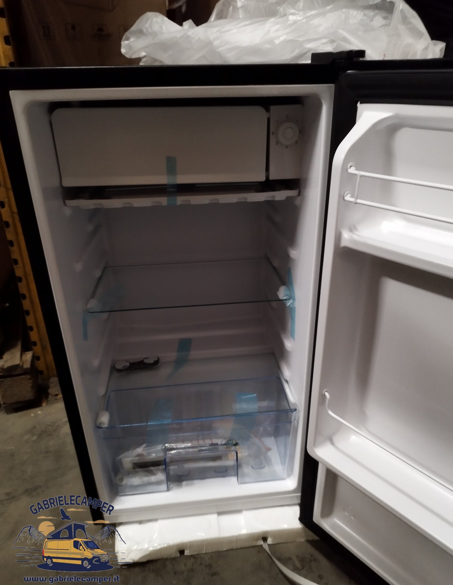 Frigorifero a compressore 12/24v 81 Litri NERO con ghiacciaia interna (45Lx81Hx45P)