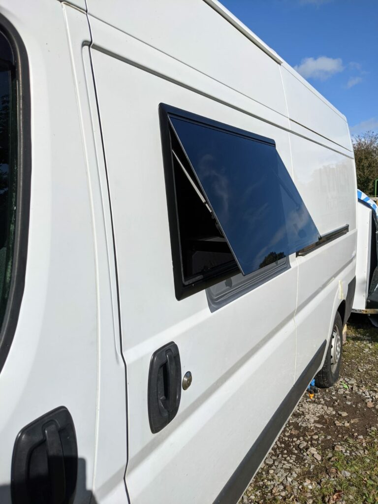 Finestra a battente 500x450 (a doppia parete, 3 telai) con zanzariera e oscurante